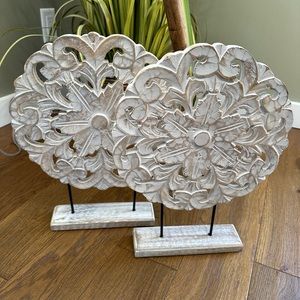 Decorative medallions (set of 2) wood and metal stand 32 cm high